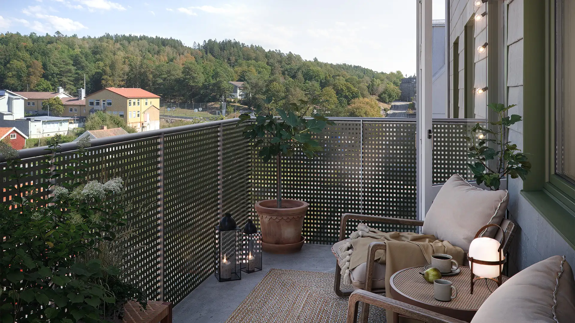 En av Kållelyckans balkonger med utsikt över skog och sett Streteredsvägen