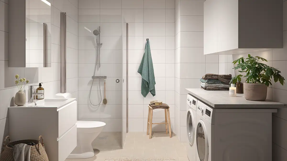 Helkaklade badrum, tvättmaskin och tork­tumlare från kvalitetsleverantör ger en hög grund­standard