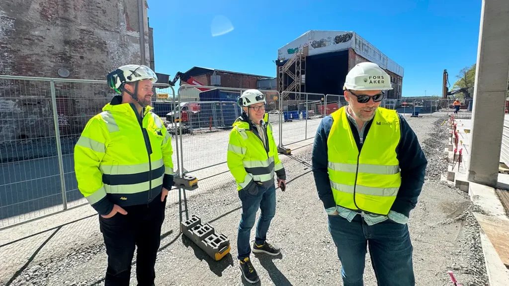 Boldi tillsammans med Sebastian och Hans på Mölndala Fastighets AB med Brukstorget i bakgrunden